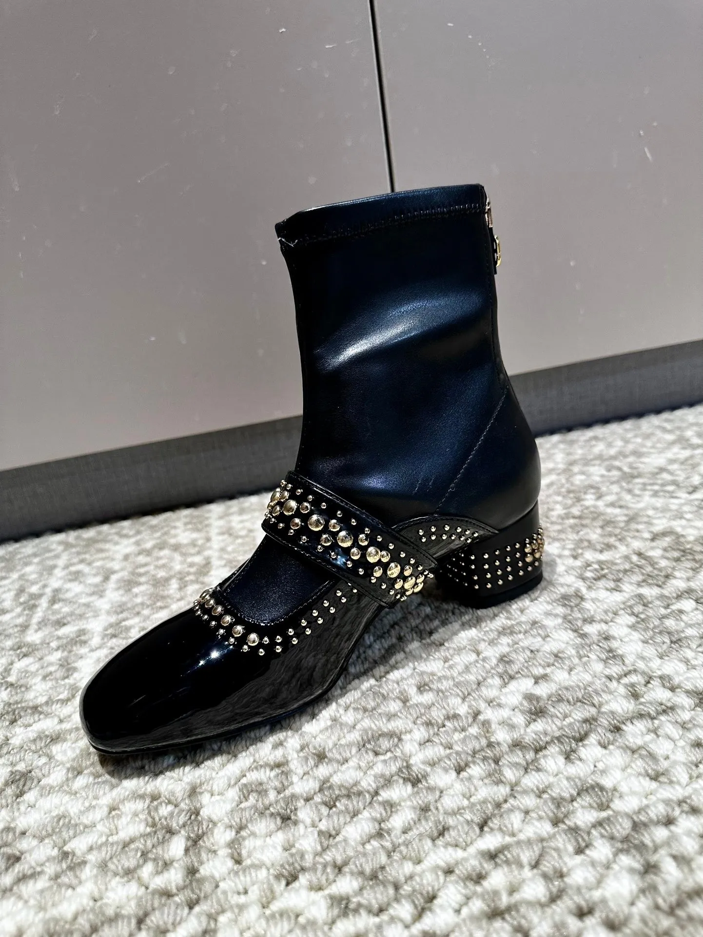 👟👟Ex-factory price 560👟👟 Women's genuine leather outsole, Dior 2024 series new product, this C'est Dior stretch boots show a striking and fashionable style. Carefully crafted, the rivet decoration on the upper shows style and the details add a touch of elegance. The lightweight two-tone Dior sole offers exceptional comfort and sporty appeal. Can add a stylish touch to any casual look. 35-40